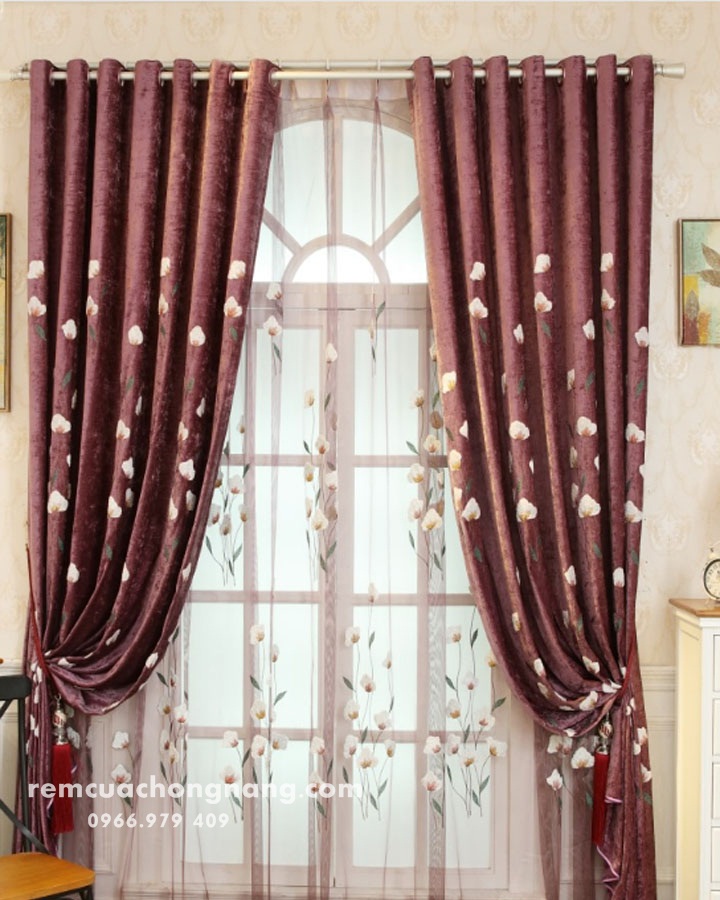 Chất liệu nhung lì tạo nên điểm nhấn vô cùng đặc biệt cho ngôi nhà khi được chọn làm mẫu rèm cửa phòng khách